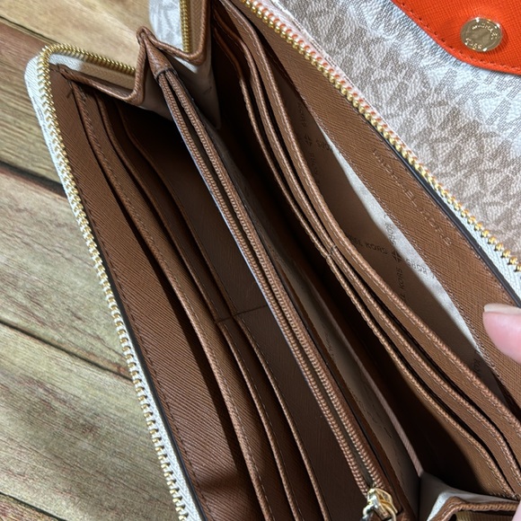 NWOT- Jet Set Medium Multifunction Pocket Tote Bag with Wallet - Picture 15 of 16